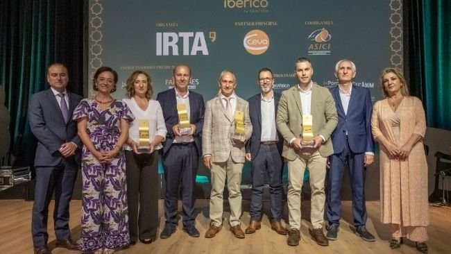 Los premiados con sus galardones