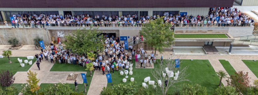 Foto de recuerdo de los 700 granjeros con m&aacute;s de 25 a&ntilde;os de vinculaci&oacute;n a la empresa.
