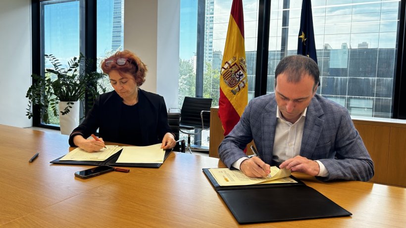 Firma del acuerdo entre ICEX y ASICI