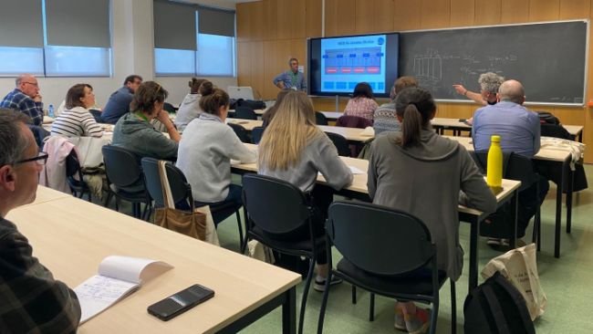 Carlos Casanovas, del Servicio Técnico de Porcino, impartió un taller en el que se exploraron diversas estrategias de manejo en bandas.