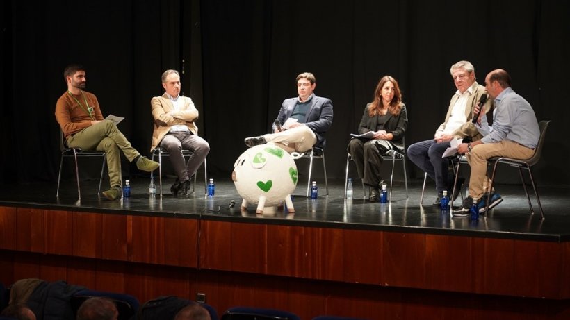 Los participantes en la mesa redonda fueron Javier S&aacute;nchez de Ib&eacute;ricos Fisan, Bernardo Hern&aacute;ndez de Beher, Cesar Nieto de Cesar Nieto Group, Juan Jos&eacute; Garc&iacute;a de ITACyL, Mar Hern&aacute;ndez de Hern&aacute;ndez Jim&eacute;nez. Moderador: Roberto Gonz&aacute;lez de AGACUJ.
