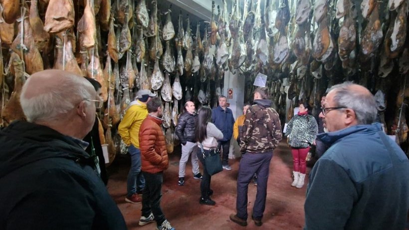 Visita a un secadero durante el IV Congreso&nbsp;AGACUJ.
