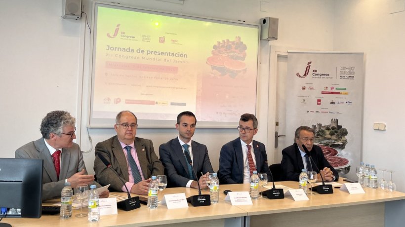 De izquierda a derecha: Alberto Jim&eacute;nez, presidente de ANICE; Juan Carlos Fern&aacute;ndez, alcalde de Zafra; Jos&eacute; Manuel Ben&iacute;tez, director general de Agricultura y Ganader&iacute;a de la Junta de Extremadura; Javier Mat&eacute;, subdirector general de Control de la Calidad Alimentaria y Laboratorios Agroalimentarios del Ministerio de Agricultura, Pesca y Alimentaci&oacute;n, y Josep Sol&agrave;, presidente de FECIC.
