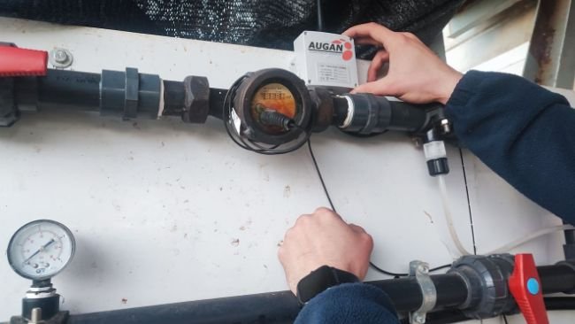 Los sensores de Augan se ubican en los contadores de agua para aportar datos en tiempo real a los ganadores sobre el consumo de agua que hacen los animales gracias a la red 0G de UnaBiz