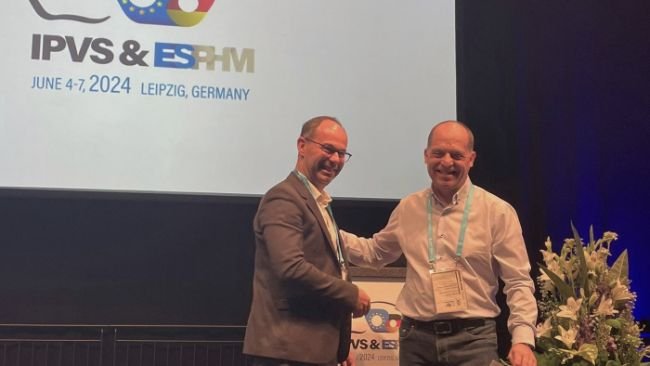 Lorenzo Fraile recogiendo el premio. Fuente: ETSEAFiV-UdL