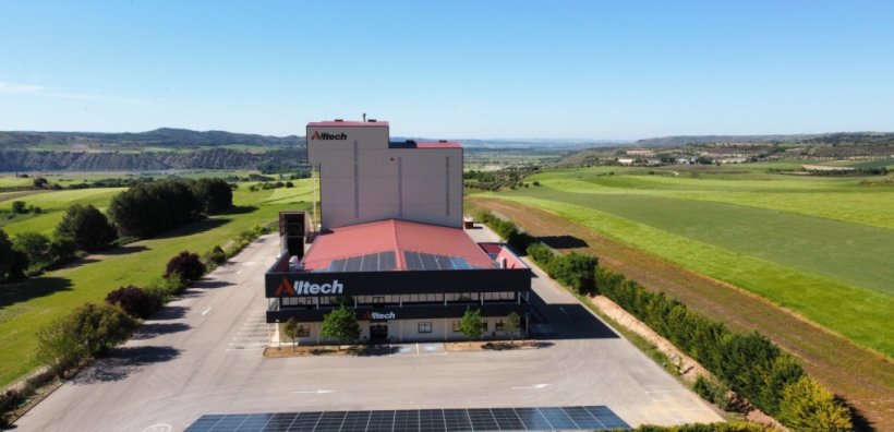 Paneles solares fotovoltaicos en la fábrica de Alltech Spain en Almoguera, Guadalajara.