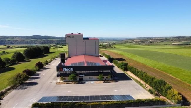Paneles solares fotovoltaicos en la fábrica de Alltech Spain en Almoguera, Guadalajara.