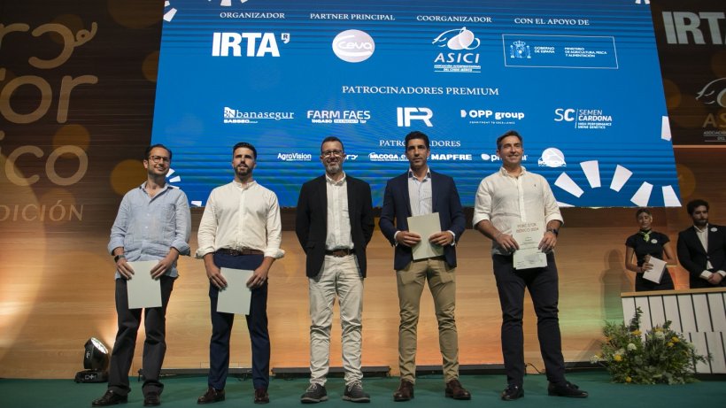 Los otros dos nominados posan con sus diplomas.
&nbsp;
