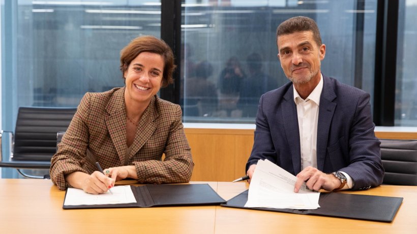 Elisa Carbonell, consejera delegada de ICEX, y Mariano Oto, vicepresidente de Relaciones Institucionales de FATE-Food&amp;Agritech Europe, en la firma del convenio.
