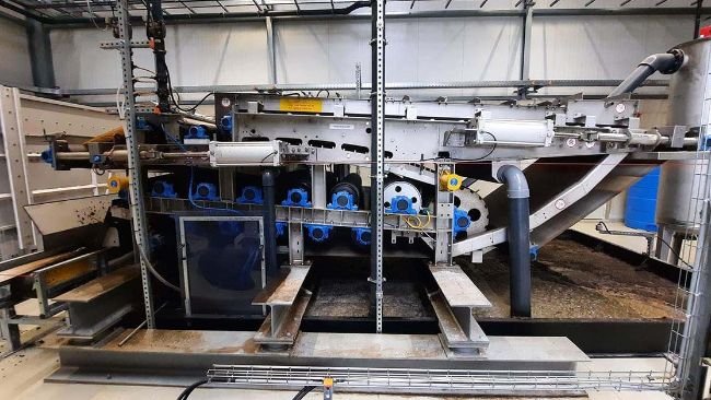 El residuo de fermentación se desagua en una prensa de banda cribadora. Los sólidos restantes, con un contenido de sustancia seca de alrededor del 30 por ciento, son utilizados o vendidos por los usuarios como abono, compost, lecho animal o como substrato de biogás.