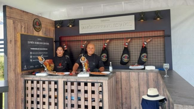 El stand de CJSE e ICEX ha contado con la presencia del prescriptor y cortador Edgar González, que realizó una demostración ante los asistentes.