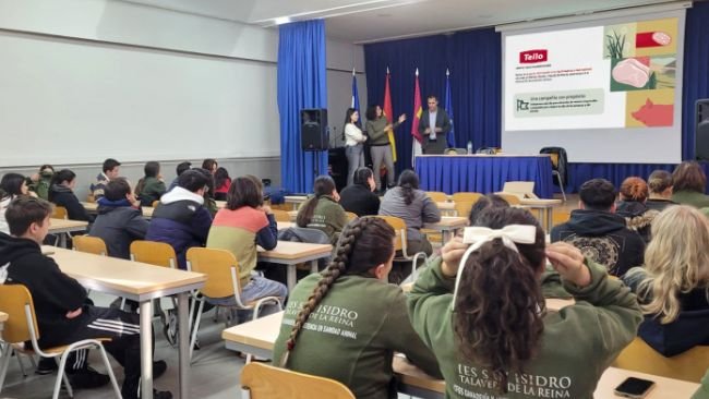 Laura Serrano Canales, Directora de I+D, en el centro, acompañada de Juan Antonio Juez Egido y Raquel Camino Parrilla, compañeros del Departamento de Talento.