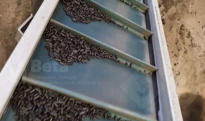 Pellet producido a partir de la fracci&oacute;n s&oacute;lida de digestato en una planta de biog&aacute;s.
