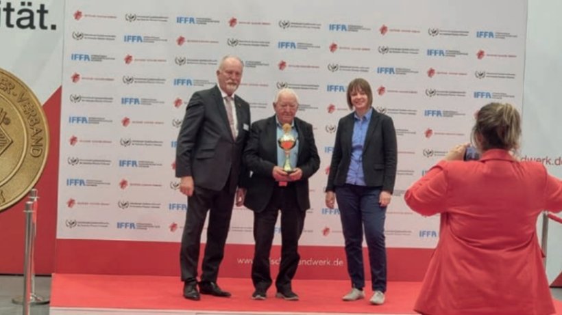 Paulino Pantale&oacute;n, representando a Beher, recibiendo el premio de honor.
&nbsp;
