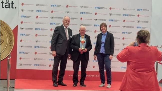 Paulino Pantaleón, representando a Beher, recibiendo el premio de honor.
