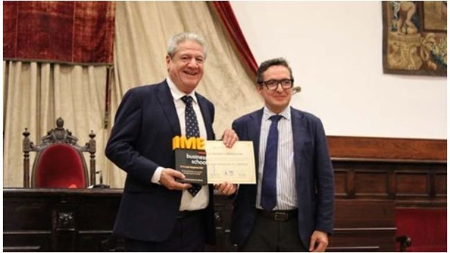 Bernardo Hernández, CEO de BEHER, recibiendo el premio de manos del Rector de la Universidad de Salamanca (USAL), Juan Manuel Corchado.
