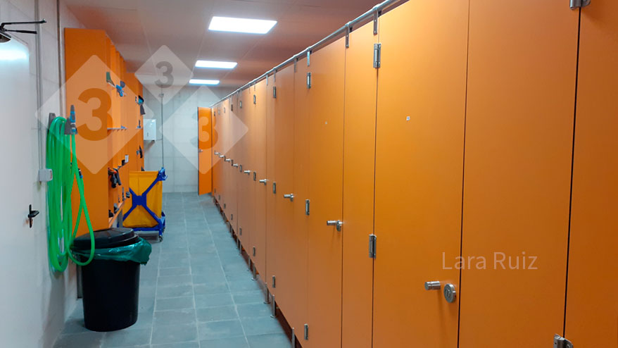 <p>Photo 4. Changing rooms with individual spaces. They provide the necessary privacy for changing without having to make separate changing rooms for men and women. Photo provided by Lara Ruiz.</p>
