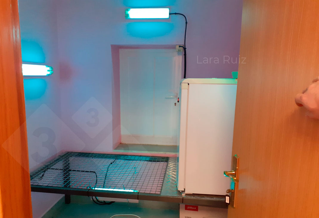 <p>Figure&nbsp;3. Ultraviolet room for entry of small materials. In this case this room is also used to hold the semen reception refrigerator from the outside. Photo courtesy of Lara Ruiz.</p>
