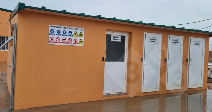 Figure 4. Reception area with separation of areas. Doors: Farm entrance, semen reception, reception of products&nbsp;requiring refrigeration, and general reception of medications.

