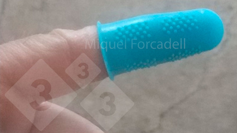 A simple and inexpensive silicone thimble is sufficient to protect the finger from the piglets' small teeth.
