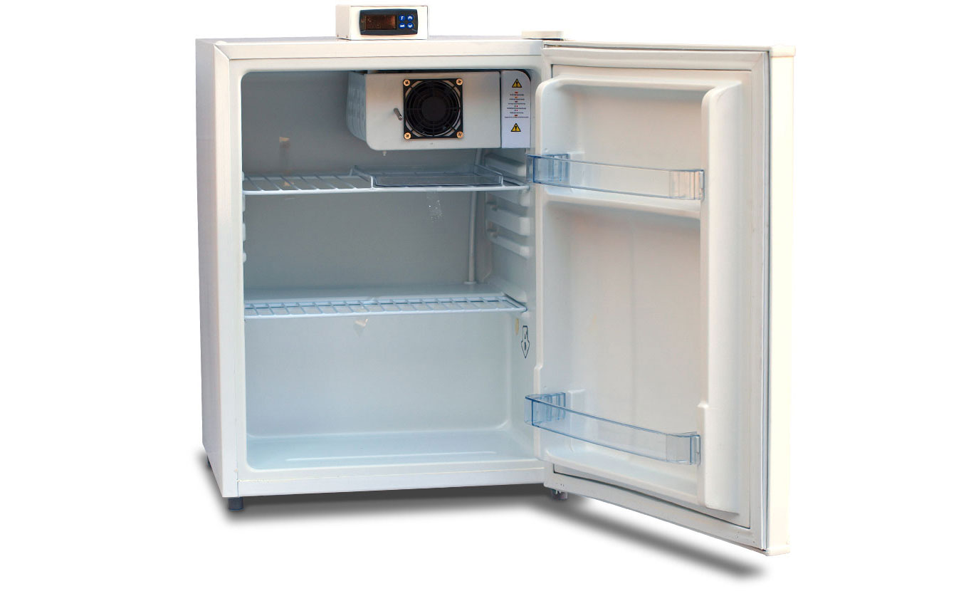 Figure 1: Storage unit with an outer temperature-display, and open shelvings (wire racks) to allow air circulation.
