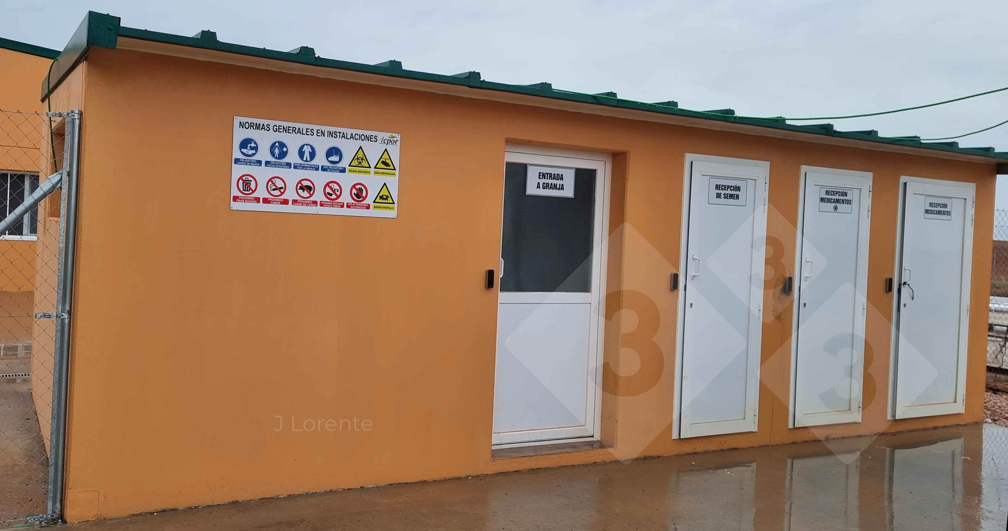 Figure 4 : Zone de r&eacute;ception avec s&eacute;paration des zones. Portes : entr&eacute;e de l'&eacute;levage, r&eacute;ception de la semence, r&eacute;ception des m&eacute;dicaments n&eacute;cessitant une r&eacute;frig&eacute;ration et r&eacute;ception des m&eacute;dicaments.
