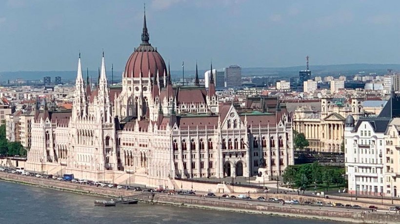 Parlamento de Budapest en el margen del Danubio.
