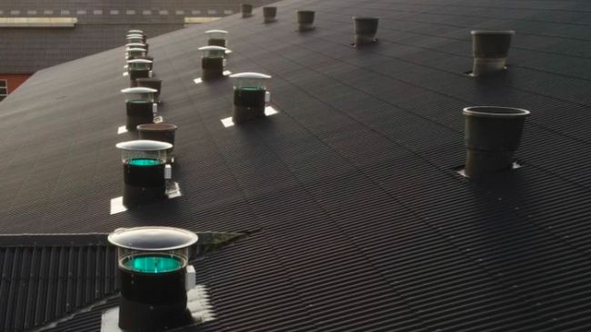 Figura 2. Entrada de ventilaci&oacute;n (luz azul) con tubos UV-C.
