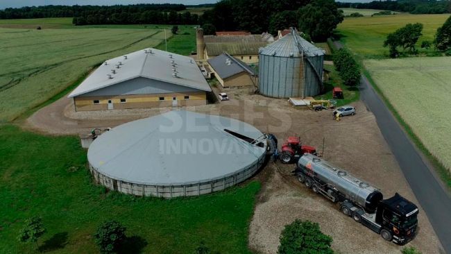 La acidificaci&oacute;n a baja dosis para reducir las emisiones de metano en las instalaciones de almacenamiento deber&iacute;a realizarse a finales de la primavera. Actualmente, se lleva a cabo a&ntilde;adiendo &aacute;cido sulf&uacute;rico (96%) durante una mezcla intensa. Foto: S&oslash;s Lindeborg Pedersen, SEGES Innovation.
