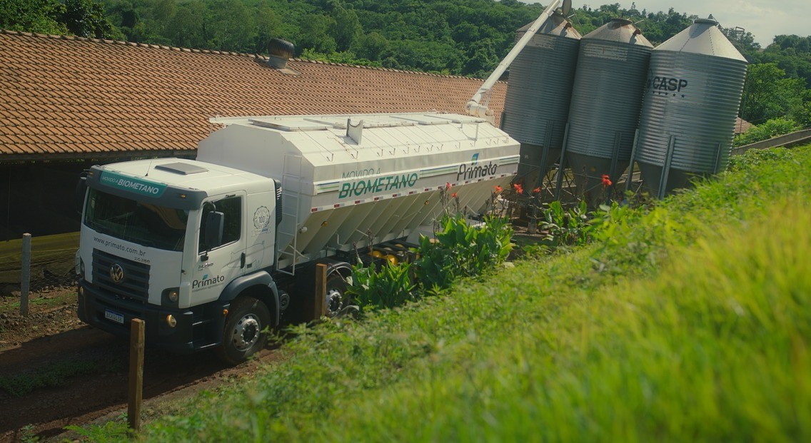 Cami&oacute;n de reparto de pienso propulsado por el biometano producido en la planta de biog&aacute;s dentro del proyecto Su&iacute;no Verde.&nbsp;
