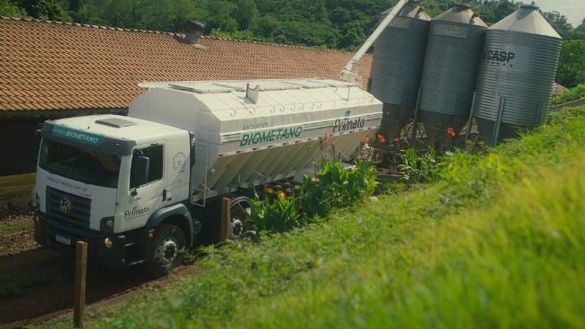 Camión de reparto de pienso propulsado por el biometano producido en la planta de biogás dentro del proyecto Suíno Verde. 
