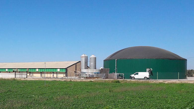 Figura 2: Granja de cerdos en la comarca del Segri&aacute; (Lleida, Espa&ntilde;a), con producci&oacute;n de biog&aacute;s para autoconsumo de energ&iacute;a t&eacute;rmica y el&eacute;ctrica.
