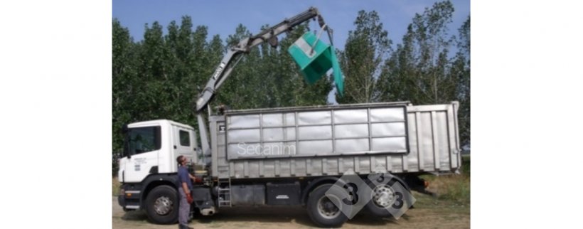 Imagen 4. Cami&oacute;n externo de recogida de bajas en granja. Foto cortes&iacute;a de Secanim (Espa&ntilde;a).
