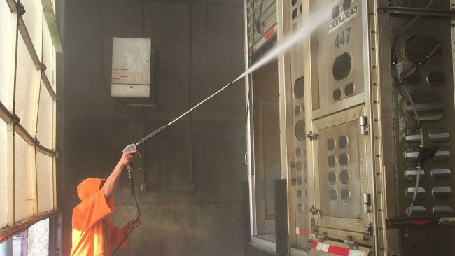 Foto 2: Intensivreinigung der Außenseiten eines LKWs