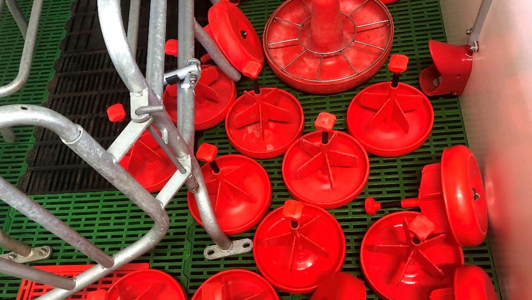 Foto 1: Denken Sie bei der Reinigung des Abferkelstalls auch an die Ausr&uuml;stung, wie Futterautomaten f&uuml;r die Ferkel, Leuchten und andere Materialien, die zwischen den St&auml;llen transportiert werden.
