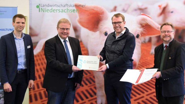 Freuten sich über die Auszeichnung von Digital-Staatssekretär Stefan Muhle (2. von rechts): Dr. Marc-Alexander Lieboldt (LWK, Koordinator Projekt DigiSchwein), Hermann Hermeling (LWK-Vizepräsident) und Kammerdirektor Dr. Bernd von Garmissen (von links).
