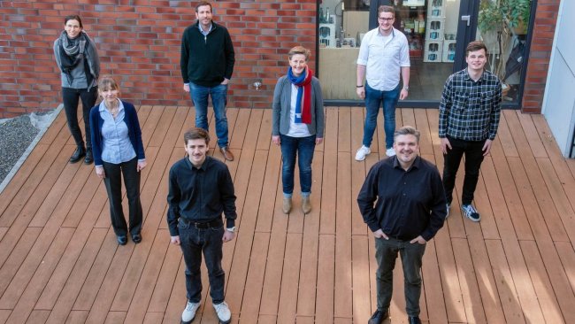 Das Team zum Forschungsprojekt „MOVE“ (v. l.): Martina Wessendorf (ASW Argarservice Wessendorf), Dr. Birte Clason (GEA Westfalia Separator Group GmbH), Benedikt Wessendorf (ASW Argarservice Wessendorf), Jurek Häner, Stephanie Koch, Justin Leifeld, Dr. Elmar Brügging und Ove Knutzen (alle FH Münster). (Foto: FH Münster/Michelle Liedtke)