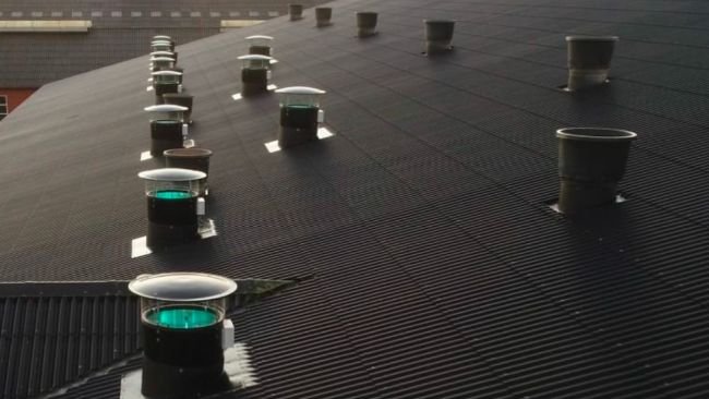 Abb. 2: Lüftungseinlass (Blaulicht) mit UV-C-Röhren.