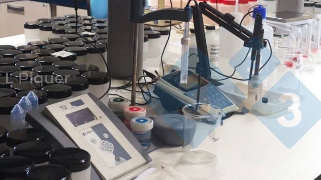 Foto 2: Die Zusammensetzung der G&uuml;lle wurde analysiert und In-vitro-Tests wurden durchgef&uuml;hrt, um m&ouml;gliche Ammoniak- und Methanemissionen zu bestimmen.
