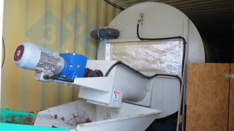 Kompostiertrommel f&uuml;r einen Teil des Stallmistes, der mit Pferdemist gemischt wird, um eine ausgewogene Zusammensetzung des zu kompostierenden Rohmaterials zu erhalten.
