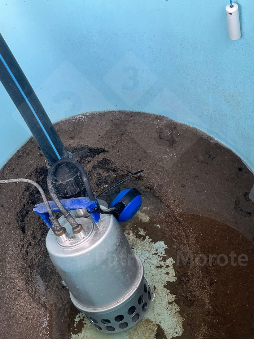 Foto 4: Verschmutzter Wassertank mit Pumpe