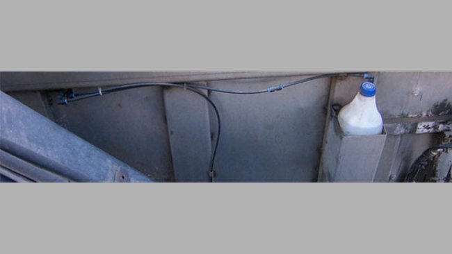 Zu vermeiden, dass Fliegen in Lastwagen gelangen, die Tierkörper transportieren, ist schwierig, wenn nicht gar unmöglich. Aber durch den Einsatz von Insektiziden im Inneren des Containers nach dem Verschließen würden sie eliminiert werden.