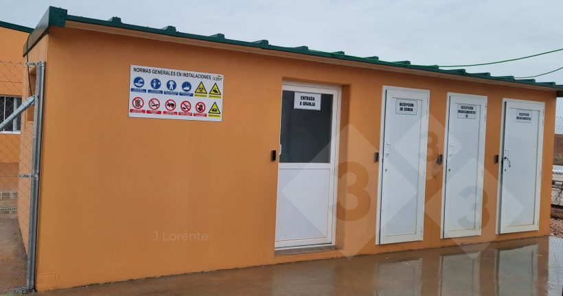 Figura 4. Area reception con separazione delle aree. Porte: ingresso dell'allevamento, ricevimento del seme, ricevimento dei medicinali che necessitano di refrigerazione e ricevimento dei medicinali.
