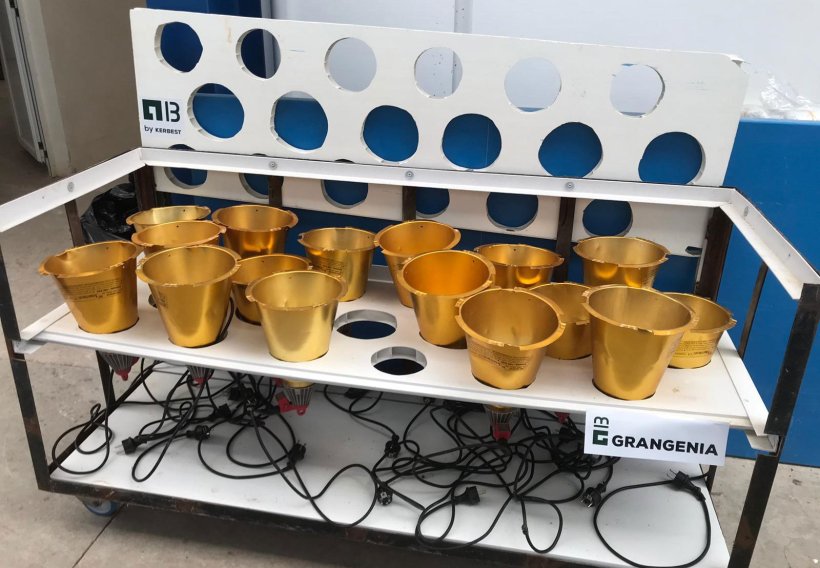 Foto 1: Carrello progettato per l'asciugatura e lo stoccaggio delle lampade di calore delle sale parto (foto cortesia di Grangenia)