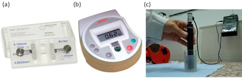 Figura 1.&nbsp; Aparatos de medida de concentraci&oacute;n esperm&aacute;tica. (a) Hematocit&oacute;metro: C&aacute;mara de B&uuml;rker para el contaje de c&eacute;lulas de manera manual. (b) Color&iacute;metro: medici&oacute;n electr&oacute;nica mediante c&aacute;lculo de absorbancia. (c) Medida de concentraci&oacute;n esperm&aacute;tica directamente en semen diluido.
