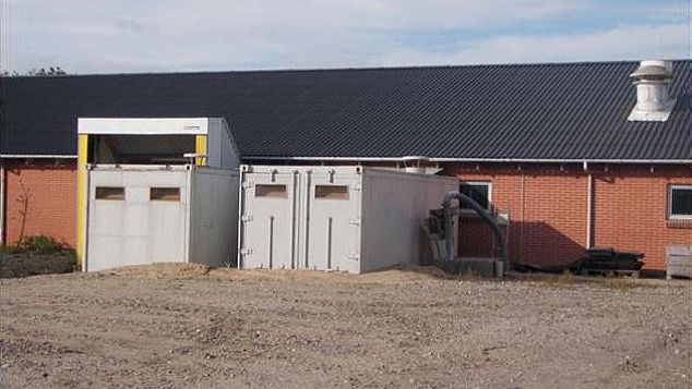 El uso de m&oacute;dulos o corrales de predestete para lechones de bajo peso, permite: 1. Destetarlos aplicando un manejo adecuado para ello. 2. M&aacute;s homogeneidad de peso en las salas de destete. 3. Mantener un manejo todo dentro todo fuera adecuado en maternidad.
