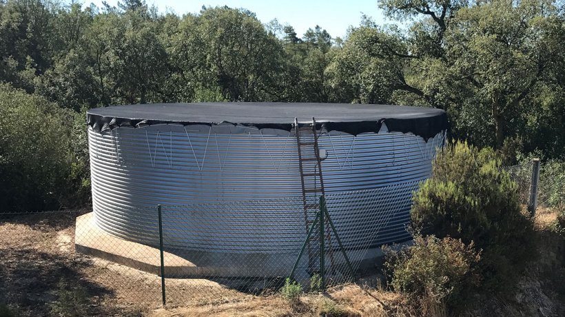 Dep&oacute;sito de almacenamiento y distribuci&oacute;n correctamente dimensionado y cubierto, b&aacute;sico en cualquier explotaci&oacute;n porcina.
