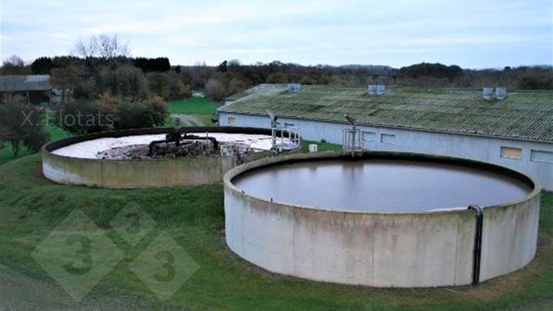 Figura 2. Imagen de una instalaci&oacute;n de eliminaci&oacute;n biol&oacute;gica de nitr&oacute;geno mediante NDN en una granja porcina. En primer plano la balsa/reactor de desnitrificaci&oacute;n y detr&aacute;s la de nitrificaci&oacute;n, donde se aprecia el sistema de aireaci&oacute;n.
