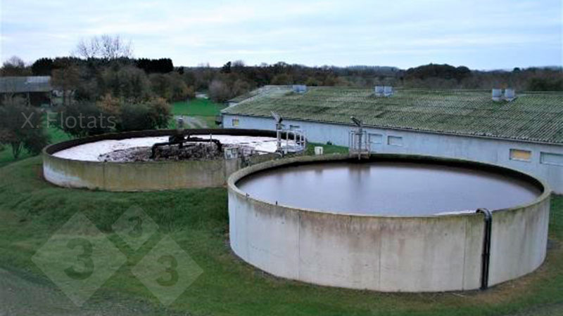 Figura 2. Imagen de una instalaci&oacute;n de eliminaci&oacute;n biol&oacute;gica de nitr&oacute;geno mediante NDN en una granja porcina. En primer plano la balsa/reactor de desnitrificaci&oacute;n y detr&aacute;s la de nitrificaci&oacute;n, donde se aprecia el sistema de aireaci&oacute;n.
