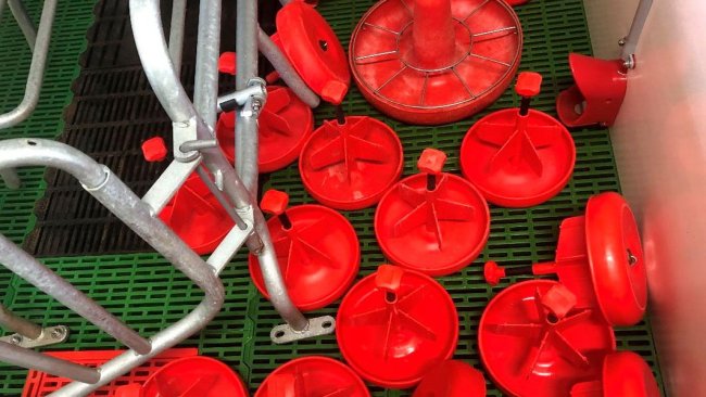 Imagen 1. En la limpieza de una maternidad no se debe olvidar los equipamientos como platos, focos y otro material que se traspasa entre naves.